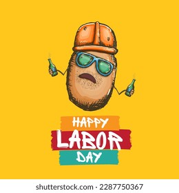 Pancarta del 1 de mayo de 2014 del Día del Trabajo con caricatura del personaje humeante de la patata de trabajo con gafas de sol y casco de naranja sujetando y bebiendo botella de cerveza aislada en el fondo de la naranja. Plantilla de diseño de afiches de caricatura de Mayday