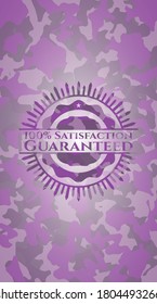 100% Zufriedenheit Garantiert rosa auf Camo-Muster. Vektorgrafik. Detaillierte Angaben. 