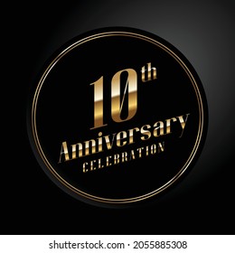 Décimo aniversario, celebración del aniversario diseño vectorial con color dorado sobre fondo negro y forma de círculo.