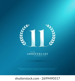 Celebración del aniversario de 11 años, celebración del undécimo aniversario Sobre fondo rojo para el evento de celebración, ilustración festiva, número de oro del aniversario que brilla confeti.