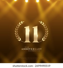 Celebración del aniversario de 11 años, celebración del undécimo aniversario Sobre fondo rojo para el evento de celebración, ilustración festiva, número de oro del aniversario que brilla confeti.