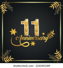 Logo de lujo de 11 años. año aniversario de la plantilla de color oro vector enmarcada por palmas.
