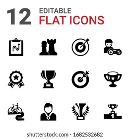 12 íconos llenos de competencia, aislados en fondo blanco. Iconos con tácticas, juego de estrategia, objetivo, logro, recompensa, jugador, tour de bicicleta, ganador, campeón, íconos de premio.