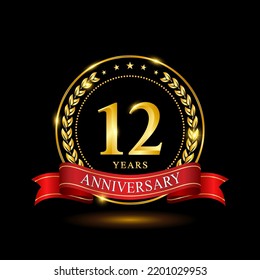 Diseño de plantilla de 12 años de aniversario, con anillo brillante y cinta roja, corona laurel aislada en fondo negro, vector logo