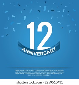 12ª celebración del aniversario diseño vectorial con números de color blanco y fuente de color blanco sobre fondo de color azul abstracto 
