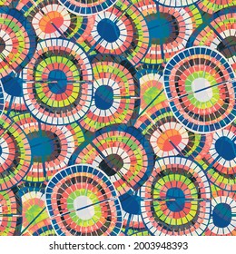 Fondo de patrón vectorial sin fisuras del arcoiris de los años 70. El fondo con los pares ovalados de mosaicos de colores azul y rojo verde. La textura superpuesta diversa se repite en el estilo hippie boho. Impresión de hipster