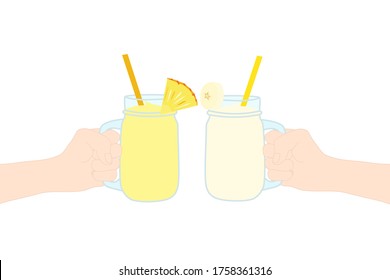 2 Las manos ​ jugo de limo en una taza de vidrio con trozo de fruta encima (piña y plátano). Un refresco frío para el verano. Bebida saludable. Alimentos con vitamina C. Un anuncio de producto para llevar.