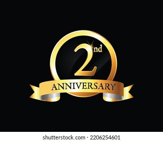 2 años de celebración del logo con anillo y cinta. Celebración del 2° Aniversario. Banner de lujo de oro de la celebración del 2do Aniversario. Segunda tarjeta de celebración. Aniversario del vector