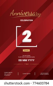 Logotipo de aniversário de 2 anos com número branco 3d isolado no fundo abstrato vermelho