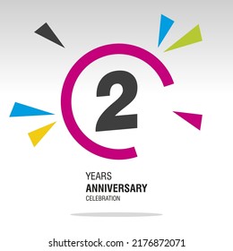 Aniversario de 2 años, número en círculo roto con colorido estruendo de confeti, logo, icono, fondo blanco
