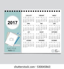 Planificador del calendario 2017, plantilla de diseño de vectores. Conjunto de 12 meses. La semana empieza el domingo