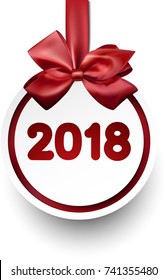 Tarjeta de Año Nuevo 2018 con bola de Navidad roja y arco. Ilustración vectorial.