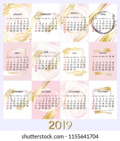 Diseño vectorial del calendario del año nuevo 2019, Marco polígonal dorado. Triángulos de brillo dorado, formas geométricas. Forma de diamante. Plantilla mínima para diseños creativos, tarjeta, invitación, fiesta, cumpleaños, boda.