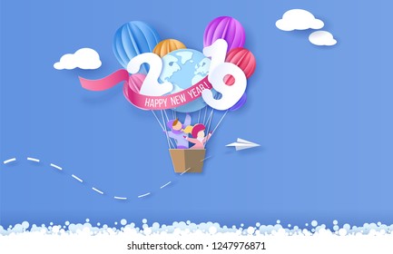 Tarjeta de diseño de Año Nuevo 2019 con niños con globos de aire sobre fondo azul del cielo. Ilustración artística de papel vectorial. Cortado de papel y estilo artesanal.