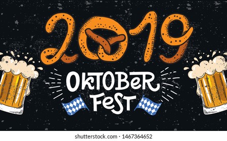 Cartel del Oktoberfest 2019. Dibujo de color plano vectorial para el festival de la cerveza alemana en Munich. Letrado a mano con imagen de jarra de cerveza con espuma, pretzel y bandera bávara. Se pueden quitar las grietas