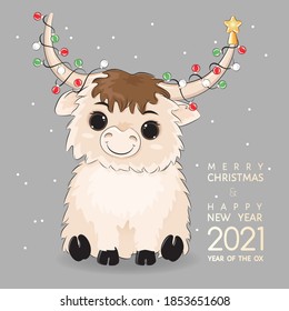 Feliz Navidad 2021, Feliz Año Nuevo de la tarjeta vectorial de saludo de Ox. Pequeño y sonriente toro de bebé, cuernos adornados con guirnaldas de bombillas, sentados en el fondo de la nieve. Colores infantiles pasteles