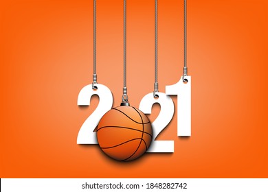 Año Nuevo 2021 y el baloncesto como decoración navideña colgando de los hilos. 2021 cuelgan de los cables en un fondo aislado. Patrón de diseño para tarjeta de felicitación. Ilustración del vector