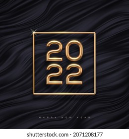 Logo de oro del año nuevo 2022 sobre fondo abstracto de olas negras. Diseño de saludo con oro metálico realista al año. Diseño para tarjetas de felicitación, invitación, calendario, etc.