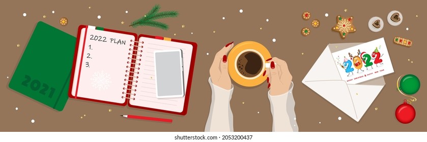 Banner vectorial de 2022 resoluciones. Manos femeninas sosteniendo una taza de café, mujer pensando en nuevos objetivos, planes para 2022. Portátil de papel 2021, tarjeta de felicitación en sobre, ramas de árboles de Navidad, pan de jengibre