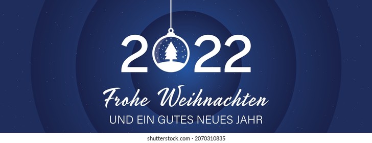 2022-Frohe Weihnachten und ein gutes Jahr. Übersetzung: Frohe Weihnachten und ein glückliches neues Jahr - Neujahrsbanner auf rotem Hintergrund mit Weihnachtsverzierungen