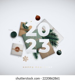 Banner de Feliz Año Nuevo 2023. Composición laica plana con cajas de regalo, bolas brillantes, canela, ramas de abetos y rodajas anaranjadas. Vista superior. Estilo escandinavo