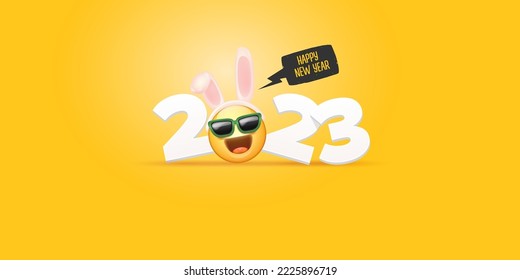 2023 Feliz año nuevo banner horizontal con cara graciosa de sonrisa con orejas de conejo y gafas de sol aisladas en el fondo naranja. Banner de año nuevo 2023, afiche, volante, portada con bonito y gracioso conejo