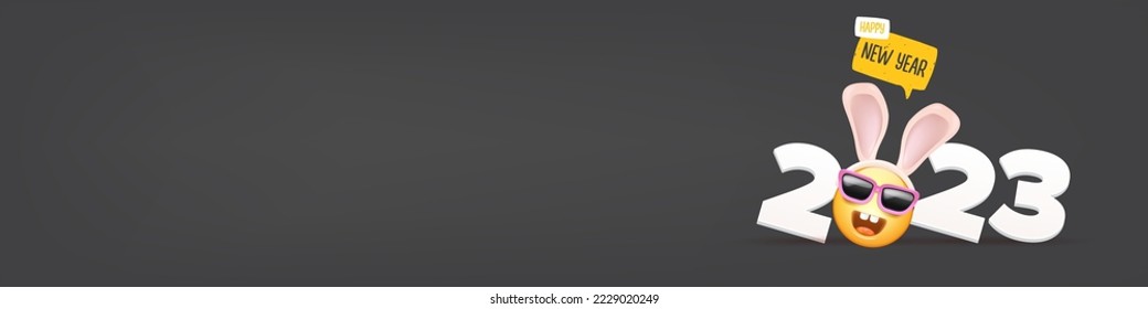 2023 Feliz año nuevo banner horizontal con cara de sonrisa divertida con orejas de conejo y gafas de sol aisladas en fondo gris. Banner de año nuevo 2023, afiche, volante, portada con bonito y gracioso conejo