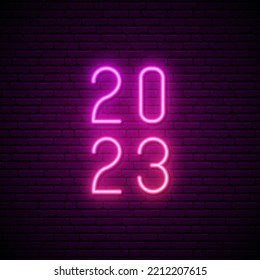 2023 La neón tiene efectos brillantes en el fondo de la pared de ladrillo oscuro. Cartel de bienvenida de Año Nuevo Feliz. Ilustración vectorial de material.