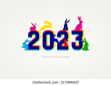2023 años de conejo. С números de color 2023 con lindos conejitos de colores navideños, pintados con un pincel. Símbolo chino de Año Nuevo. Tarjeta de felicitación festiva. Ilustración vectorial aislada en fondo blanco.