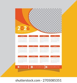 Plantilla de calendario de pared 2026 con detalles en naranja y espacio para una foto. Diseño limpio y moderno para imprimir.