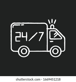 Icono blanco de tiza de entrega las 24 horas sobre fondo negro. Envío rápido de veinticuatro siete. camión de envío diario. coche de transporte. Servicio las 24 horas. Ilustración aislada de cartón vectorial