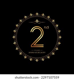 Logo del 2do aniversario con número de oro para la celebración del evento, invitación, boda, tarjeta de saludo, banner, afiche, volante. Diseño vectorial de ornamentos