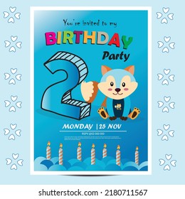 Tarjeta de invitación para el 2do aniversario con fondo azul y animal lindo.