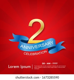 emblema de la celebración del 2do aniversario. logo dorado de la elegancia del aniversario con cinta azul en fondo rojo, diseño de plantilla de ilustración vectorial para web, volantes, tarjeta de felicitación y tarjeta de invitación