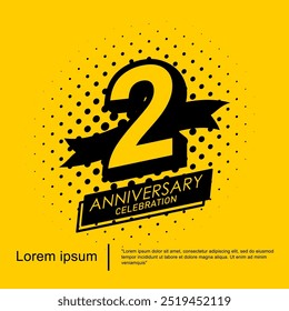 2 anos emblema de celebração de aniversário. logotipo preto isolado com fita em fundo amarelo. design de modelo de ilustração vetorial para web, folhetos, cartaz, cartão de saudação e convite