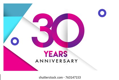 Logotipo del aniversario 30 años, diseño vectorial celebración de cumpleaños con coloridas geométricas aisladas en fondo blanco.