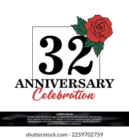 32ª celebración del aniversario logo diseño vectorial con flor rosa roja con fuente de color negro sobre fondo blanco abstracto  