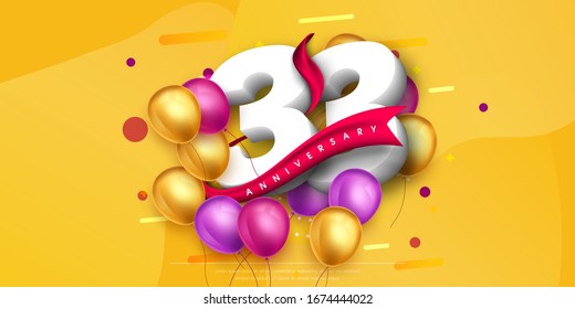 33 Jahre Jubiläum Logo-Design auf gelbem Hintergrund und Ballons. 33. Jubiläum gefeiert Hintergrund mit rotem Band und Ballons. Party Poster oder Broschüre Vorlage.
