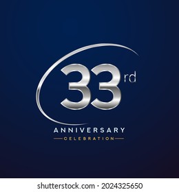 33er aniversario logotipo color plata con swoosh o anillo, aislado en fondo azul para celebración de aniversario.