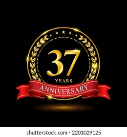Diseño de plantilla de 37 años de aniversario, con anillo brillante y cinta roja, corona laurel aislada en fondo negro, vector logo