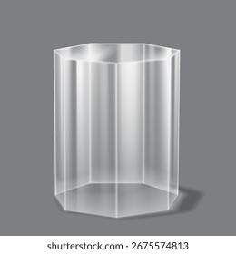 3D-Darstellung eines transparenten sechseckigen Podiumglasprismas. Es steht auf einfarbigem grauem Hintergrund. Geeignet für die Darstellung geometrischer Konstruktionen. Minimalistisch und modern.