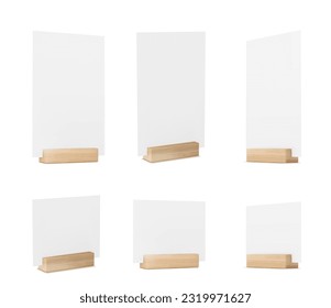 Soporte de soporte de tarjeta de papel de menú 3d para el simulador de mesa aislado. Diseño de imagen en blanco a5 para la etiqueta de la cena en un restaurante o en un conjunto de cafeterías. Promoción vertical de negocios vacía en objeto de podio de madera