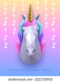 Papel de polígono 3D cabeza de unicornio con cuerno dorado sobre fondo arco iris. Ilustración del vector