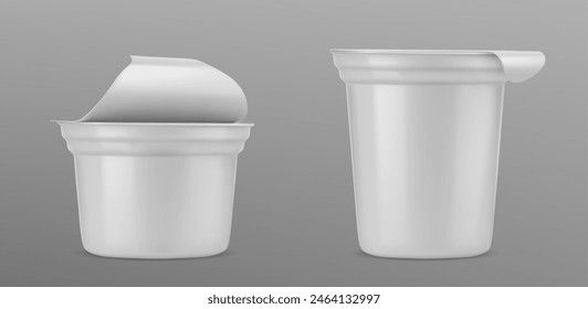 Conjunto 3D de tazas de yogur aislado sobre fondo gris. Ilustración realista de Vector de maqueta de paquete de lácteos de plástico con cubierta de lámina abierta y cerrada, tarros redondos con espacio en blanco para la marca del producto