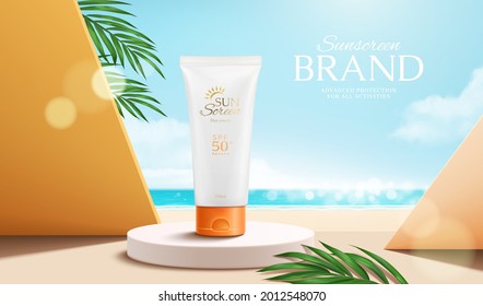 Tubo y banner de pantalla solar de 3d verano. Ilustración de la exposición de productos de bloqueo solar en el podio redondo en la arena de la playa caliente