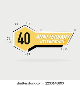 Logo de 40 años, diseño vectorial con forma geométrica amarilla con fondo gris.