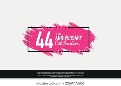 Celebración del aniversario de 44 años diseño vectorial rosa en marco negro sobre fondo blanco logotipo de ilustración abstracta	