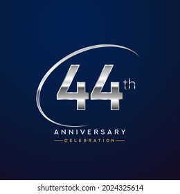 44º aniversario logotipo color plata con swoosh o anillo, aislado en fondo azul para celebración del aniversario.