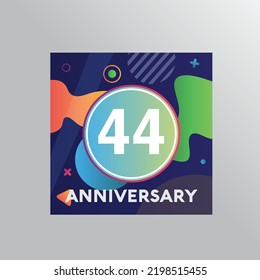 Logo del 44º aniversario, celebración del cumpleaños del diseño vectorial con fondo colorido y forma abstracta.
