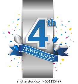 Logo del cuarto aniversario con etiqueta de plata y cinta azul, globos, confeti. celebración de cuatro años Diseño para fiesta, y tarjeta de invitación